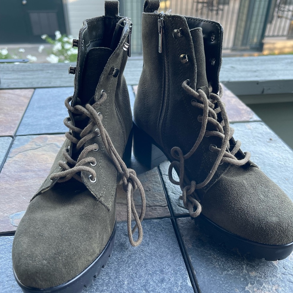 ANNE KLEIN Women’s Akabott Water-Resistant Suede Ankle Boots in the Size 6.5